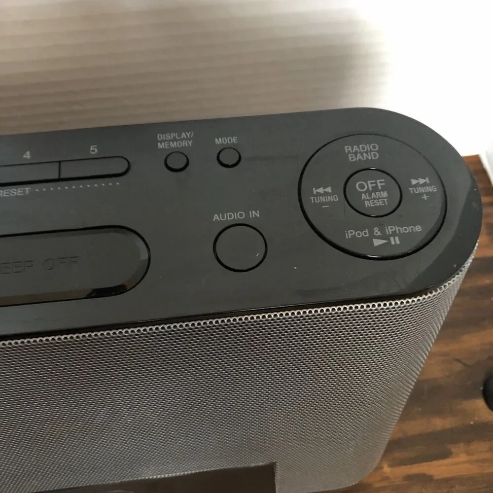 Sony Dream Machine AM/FM Clock Radio w/ 13 Pin iPod/iPhone Dock Model ICF-CS10iP